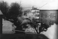 Blick auf den Saumerbach Richtung Wachlange, rechts die Mühle mit Mühlrad