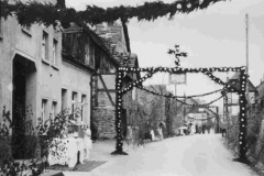 Himmelfahrt 1960, Untere Reihe mit Ehrenpforten