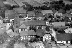 Ortsansicht mit Kirche, Pfarrhaus und Haus Grewe im Vordergrund